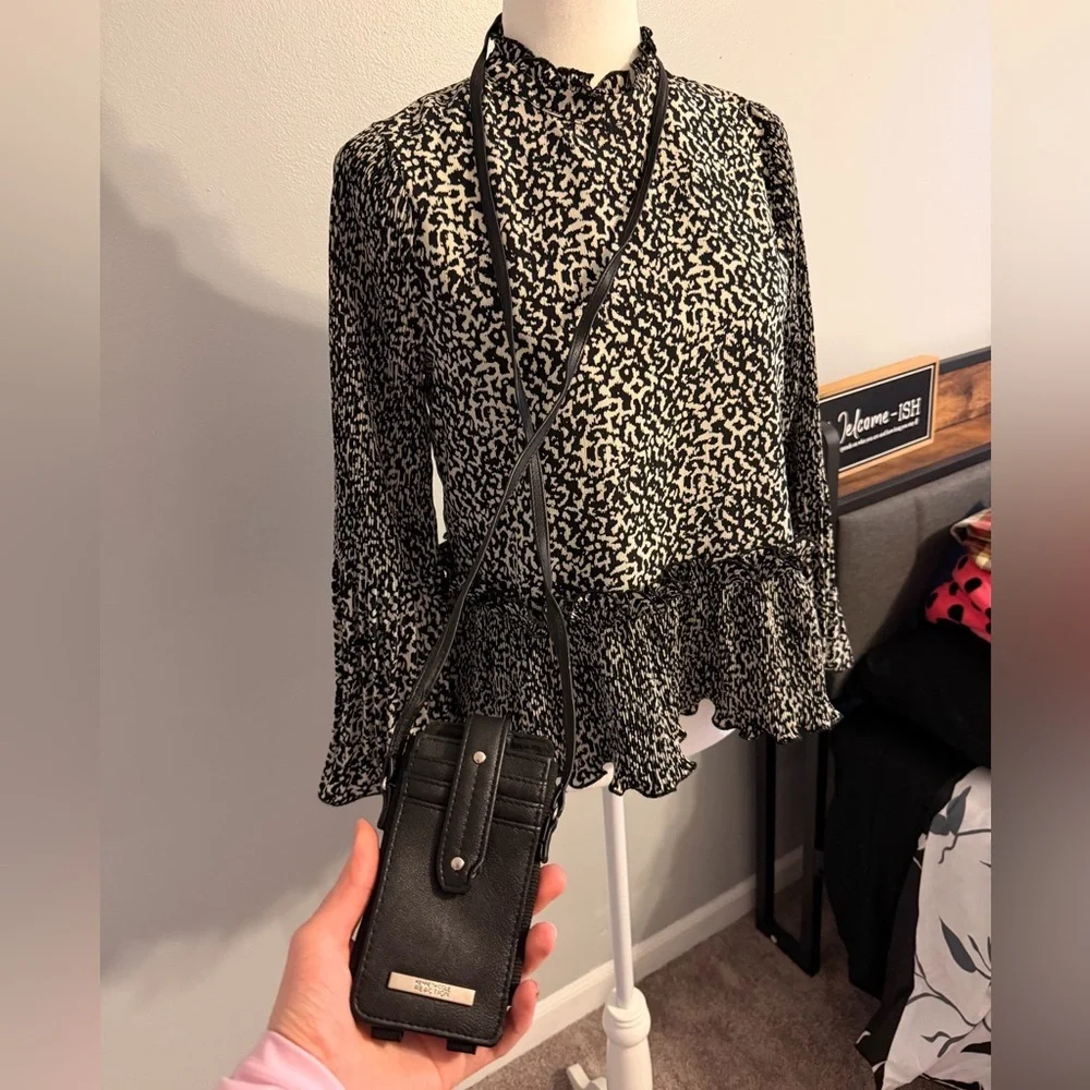 Kenneth Cole Reaction Black Crossbody Phone Bag - Picture 5 of 5